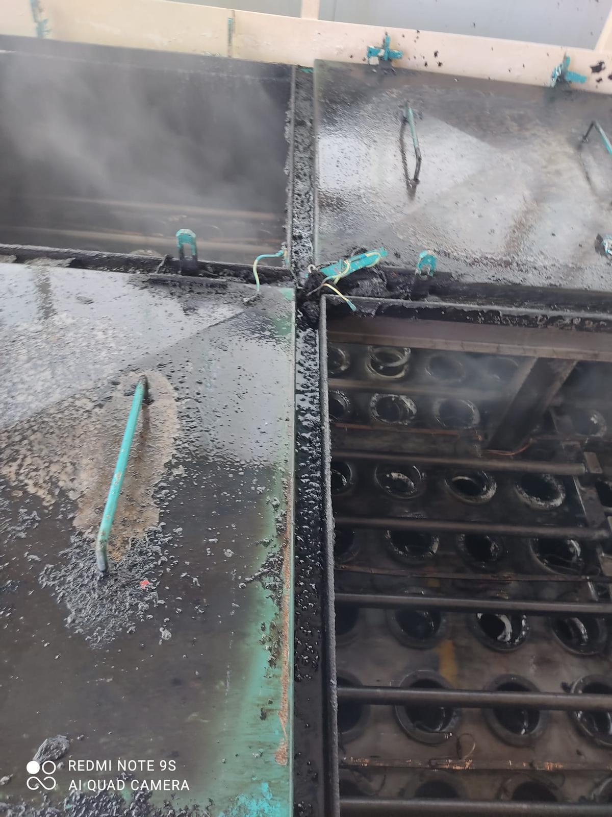 Maquinas incendiadas en las instalaciones de Azucarera.