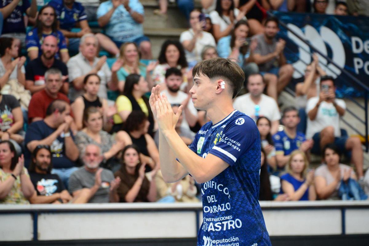 Javier Azurmendi aplaude al público al término del partido entre Frigoríficos y Benidorm.