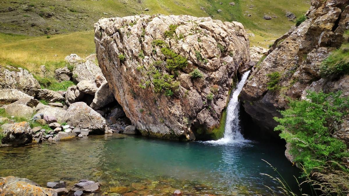 La ruta senderista que querrás hacer este otoño: una bonita cascada en un valle salvaje del Pirineo.