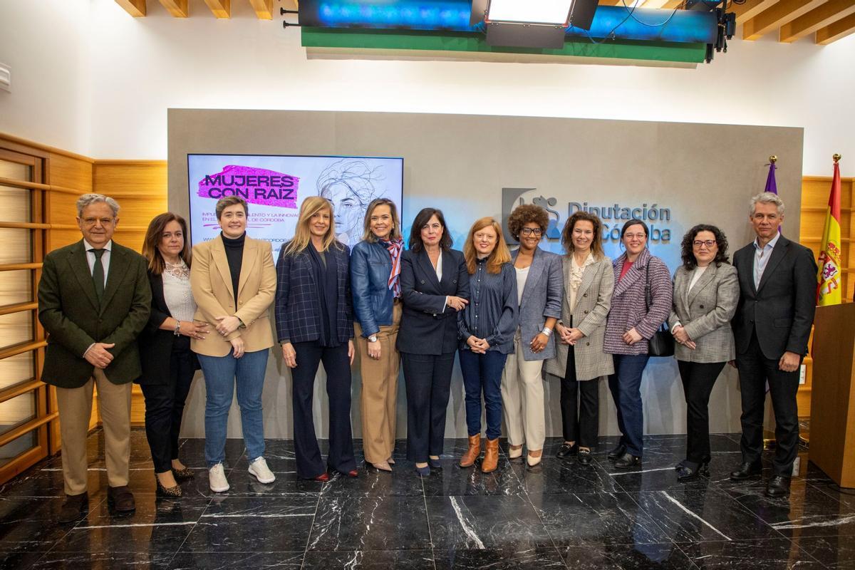 Participantes en la presentación de Mujeres con Raíz, en la Diputación de Córdoba.