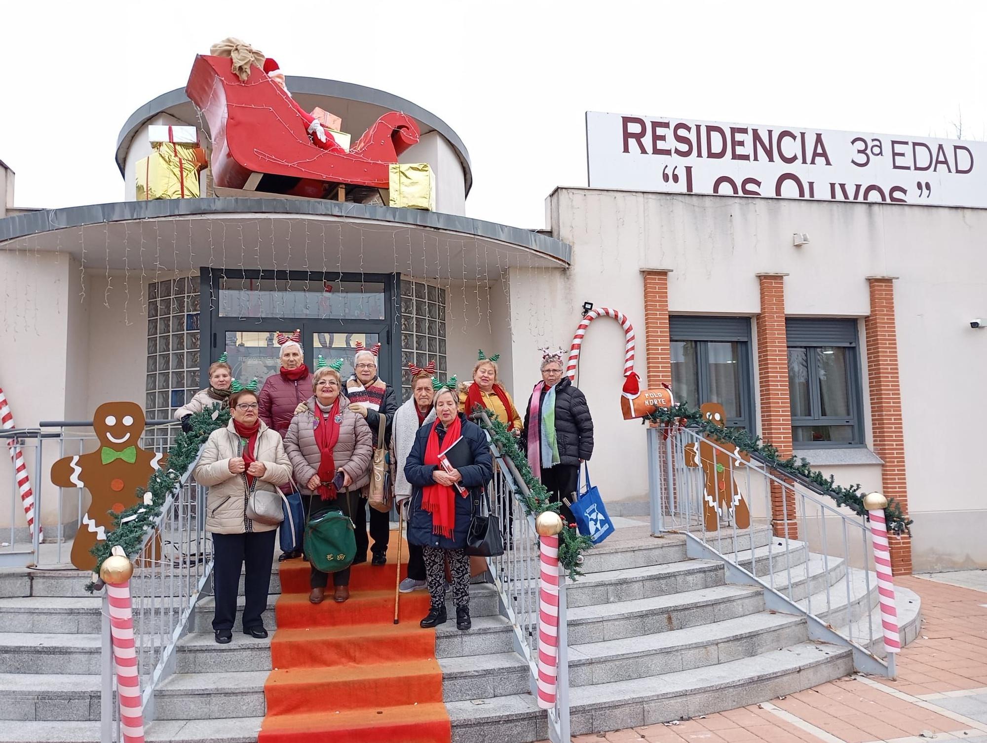 Miembros del grupo "Vacceos" visitan a los mayores de la residencia "Los Olivos" de Morales de Toro.