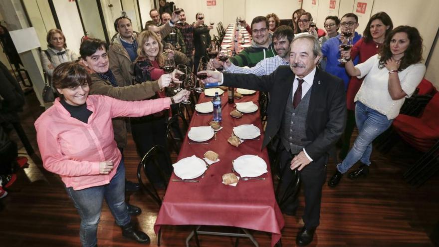 Asistentes a la comida del grupo municipal socialista con los medios