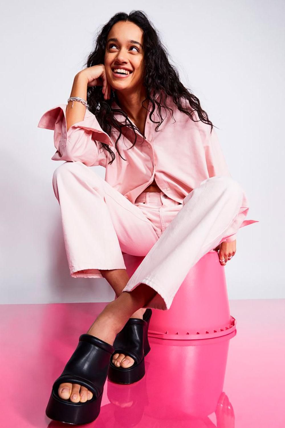 H&M tiene su versión de vaqueros de colores en tono rosa algodón de azúcar