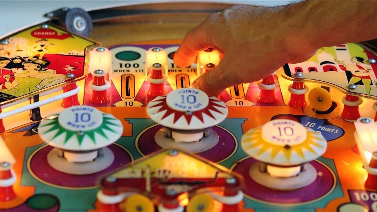 Las máquinas de 'pinball' son un elemento esencial de la novela 'El secreto de las fiestas'.