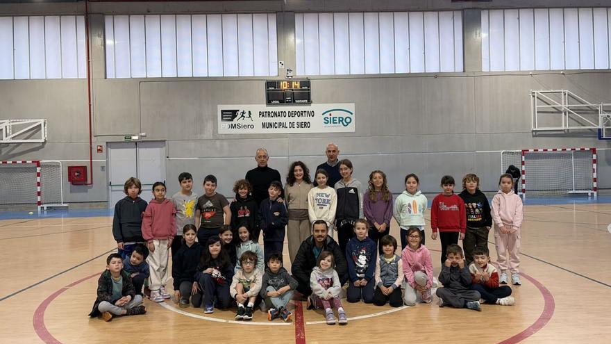 Los niños participantes, con el edil Jesús Abad y el director del Patronato, Virginio Ramírez. | A. S.