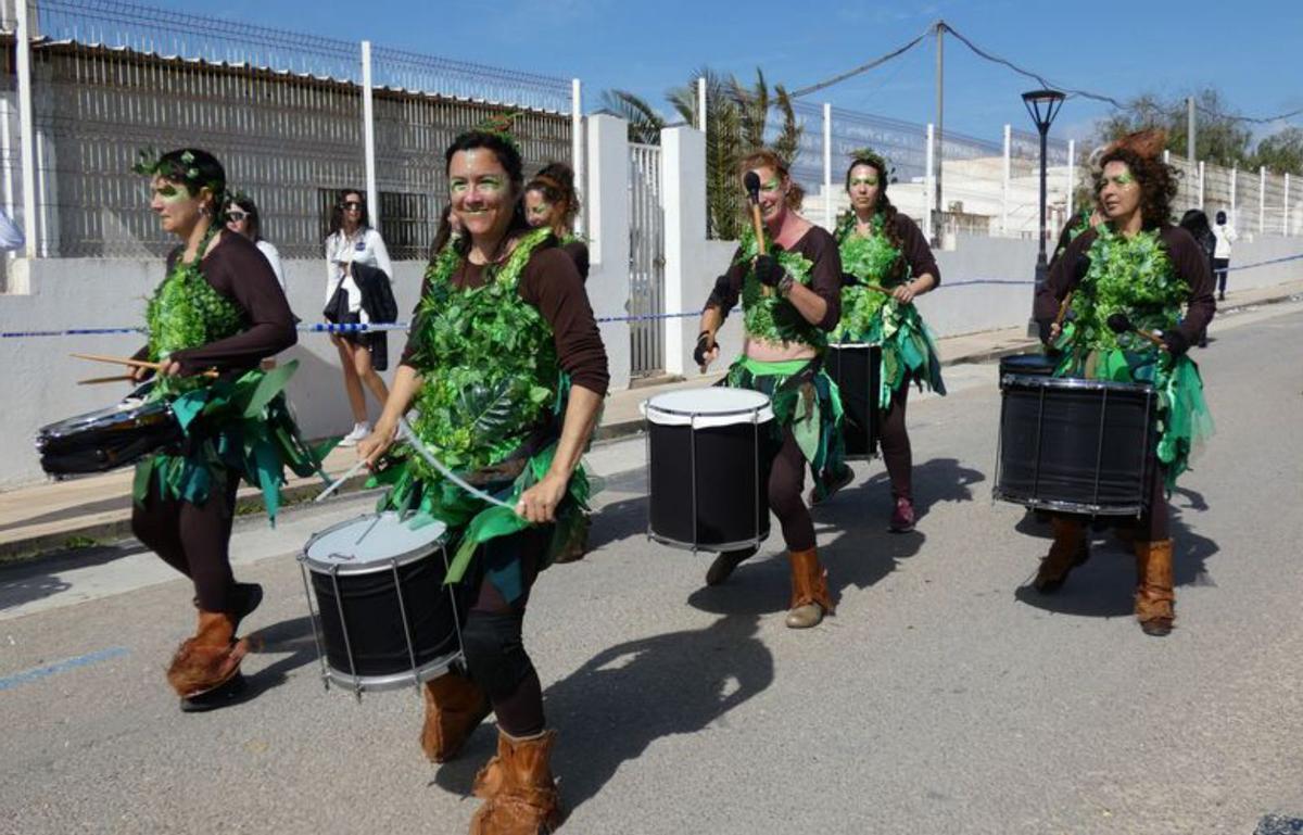 Las chicas de Aiyé Batucada Ibiza dispuestas a hacer ruido.