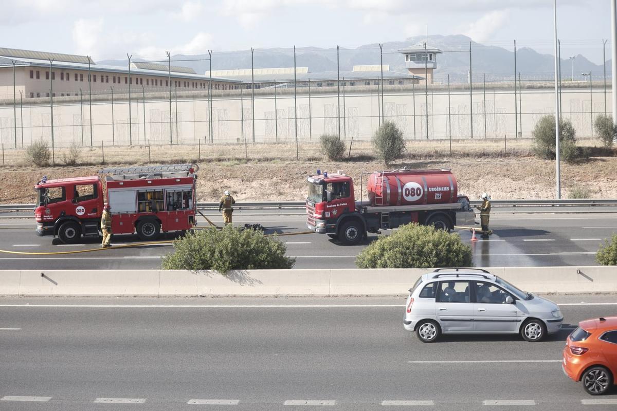 Incendio de un autobús de la EMT en la Vía de Cintura de Palma