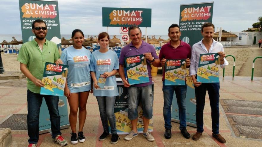 Bürgermeister Rafel Fernández (re.) und Gemeindemitarbeiter präsentierten die Kampagne in Cala Ratjada.