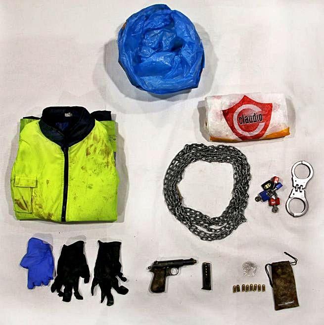 Cadenas, grilletes y el arma que la Guardia Civil localizó en el lugar del crimen. | // GUARDIA CIVIL