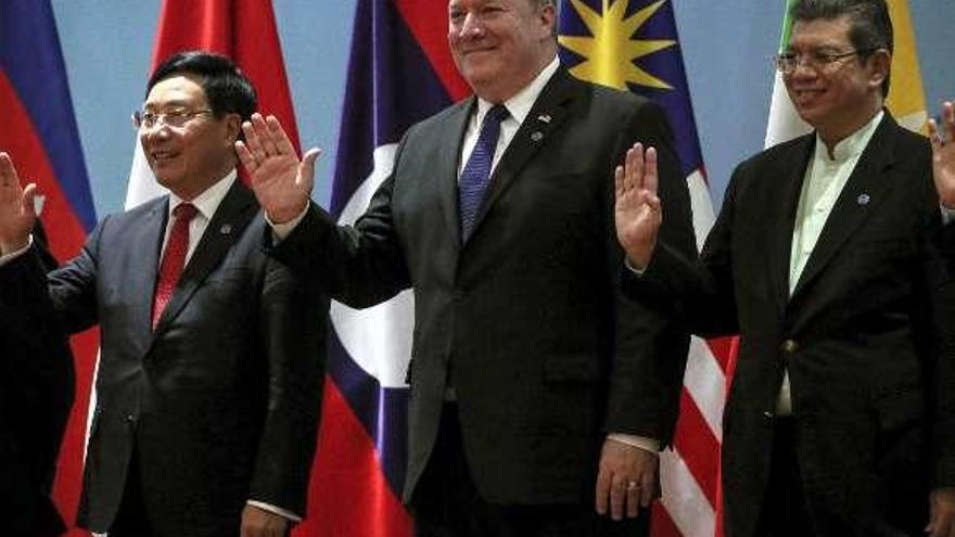 Mike Pompeo saluda en la cumbre de la ASEAN en Singapur. // Efe