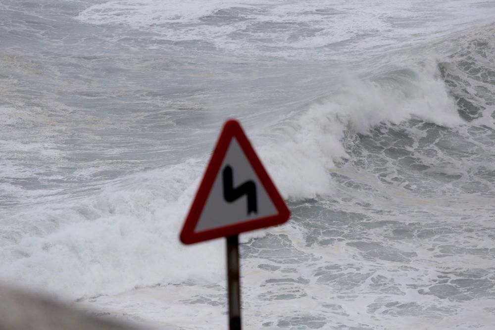 Oleaje en la costa de Luarca.