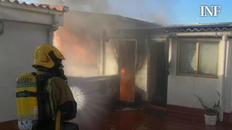 Un incendio calcina el trastero de un céntrico edificio de Elda