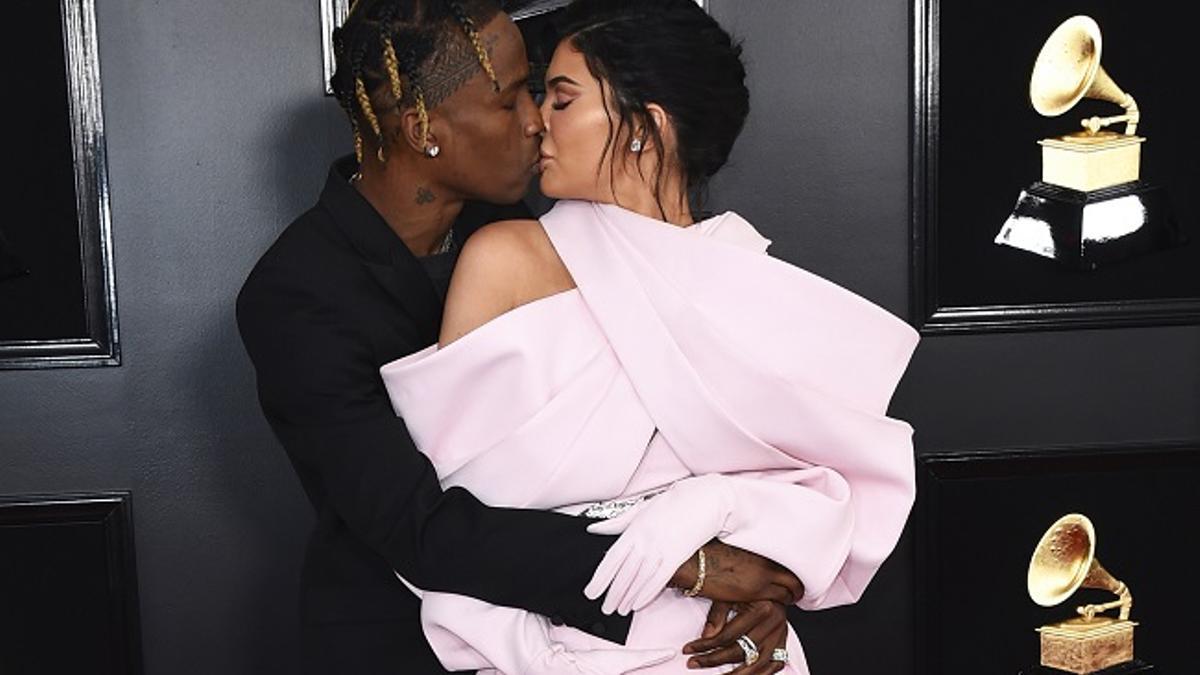 Kylie Jenner y Travis Scott, todo amor en los premios Grammy 2019