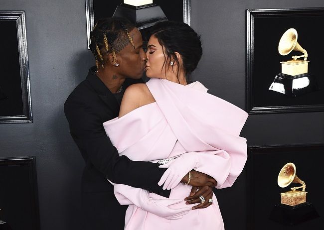Kylie Jenner y Travis Scott, todo amor en los premios Grammy 2019