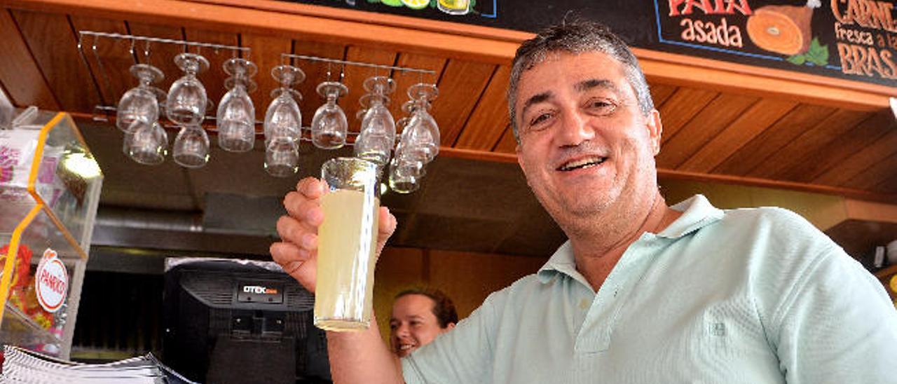 Juan Díaz, alcalde de Ingenio, con un refresco de limón.