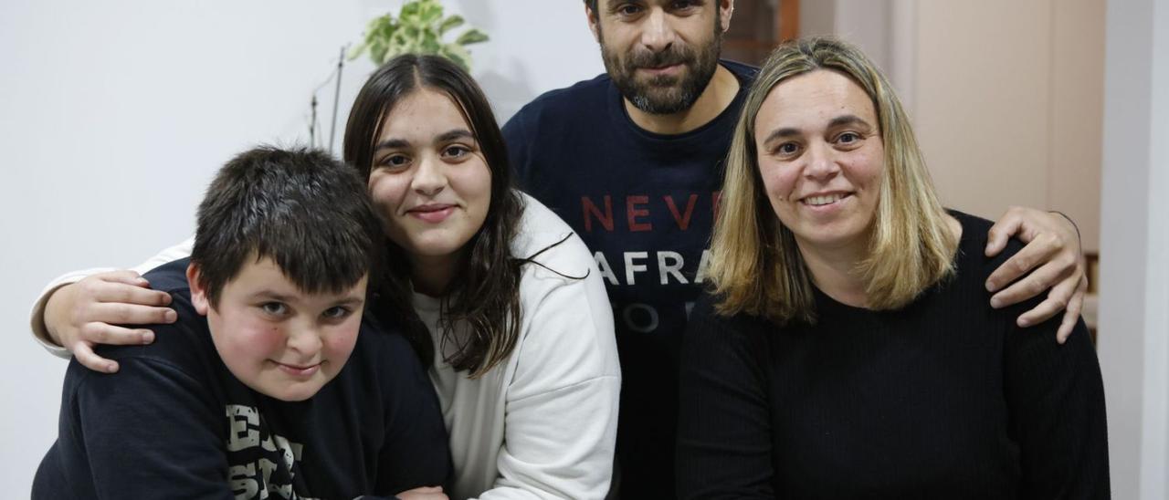 Entschieden sich gemeinsam, Pflegekinder aufzunehmen: Antònia Grau (rechts), ihr Mann Bernat und ihre Kinder Carme und Xavier.