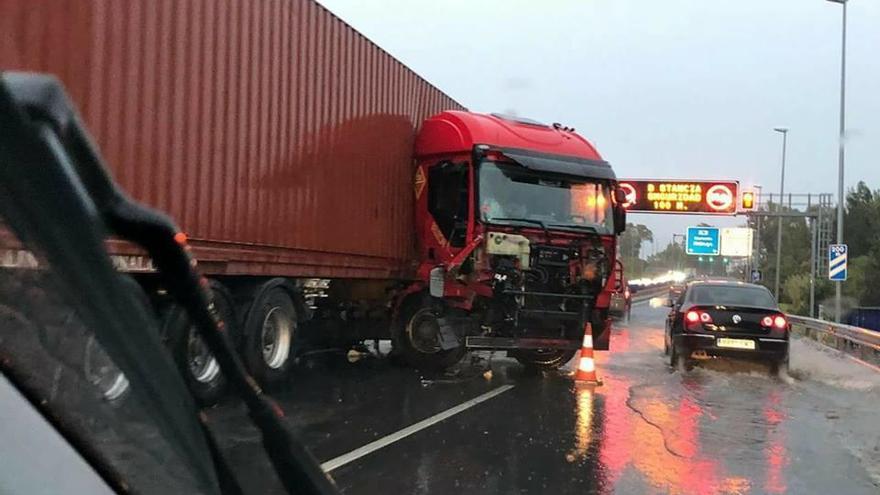 Así quedaba el camión que se estrellaba con la mediana de la A-7.