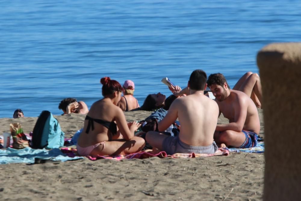 La subida de las temperaturas de los últimos días, que tendrá el sábado sus máximas, ha llevado a muchos malagueños a las playas de la capital.