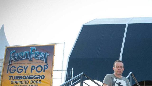 Enrique Granda, de Santo Grial, con el anuncio del Faan Fest de Oviedo, que tiene a Iggy Pop como cabeza de cartel, a la izquierda.