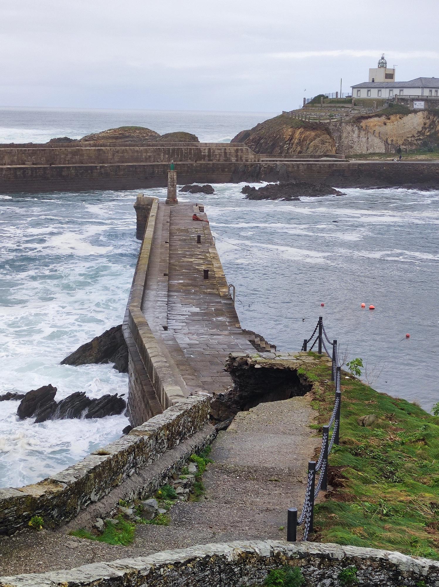 El temporal daña las escaleras de acceso al muelle de El Rocín.