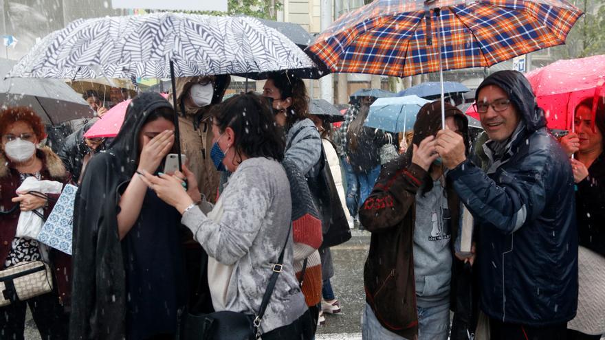 Una pedregada interromp la celebració del Sant Jordi al centre de Barcelona enmig de llargues cues