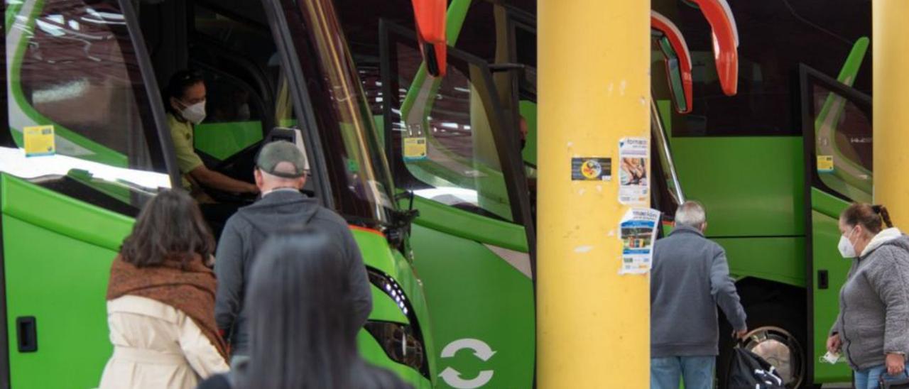 Pasajeros de GuaguaGomera accediendo a los vehículos. | | E.D.