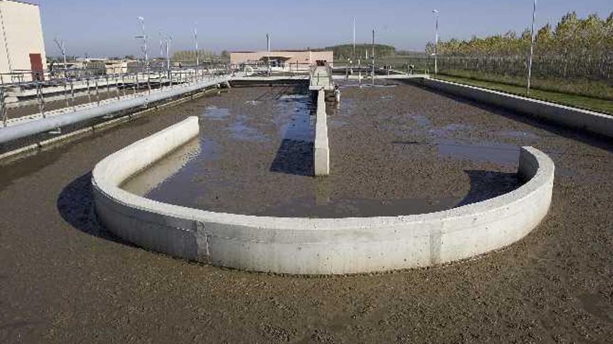 Balsa de decantación con fangos de la estación depuradora de aguas residuales