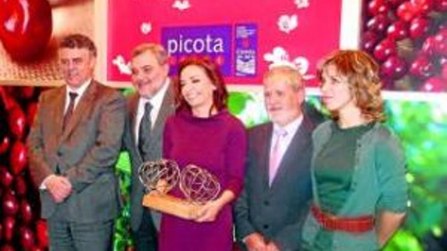 Pepa Bueno recibe el Premio a la Excelencia Picota del Jerte