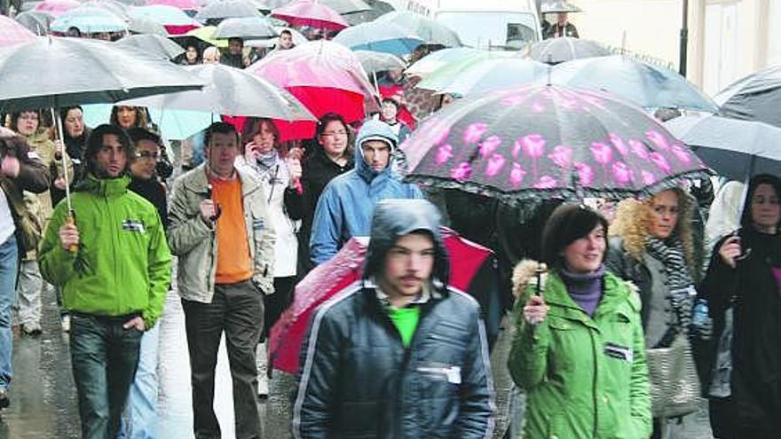 Arriba, asistentes a la manifestación, durante el recorrido por Grandas. Abajo, a la izquierda, Pepe el Ferreiro con su esposa, Olga García. A la derecha, la manifestación, ante el Ayuntamiento.