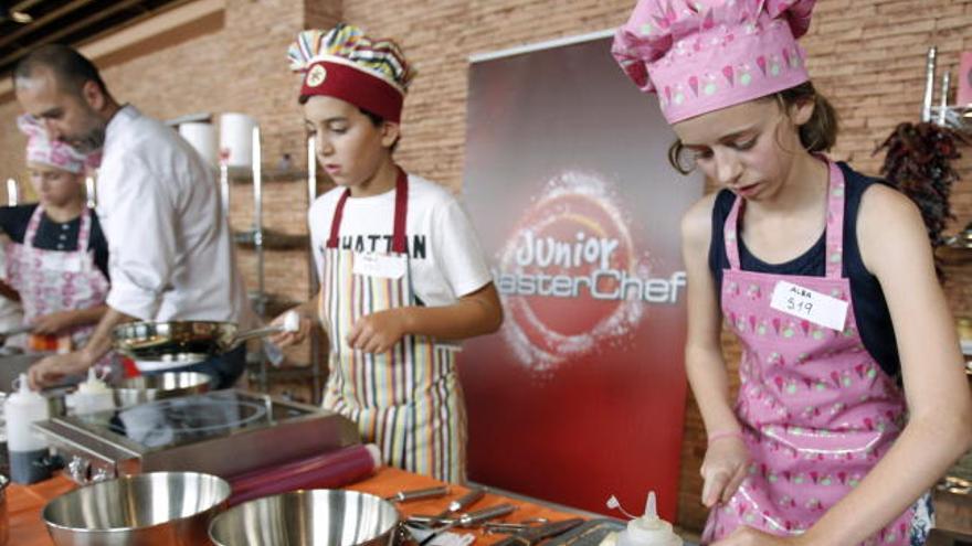 Dos niños preparan sus platos en las pruebas de selección.