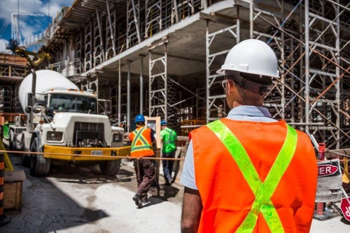 Archivo - Un obrero trabajando en una construcción.