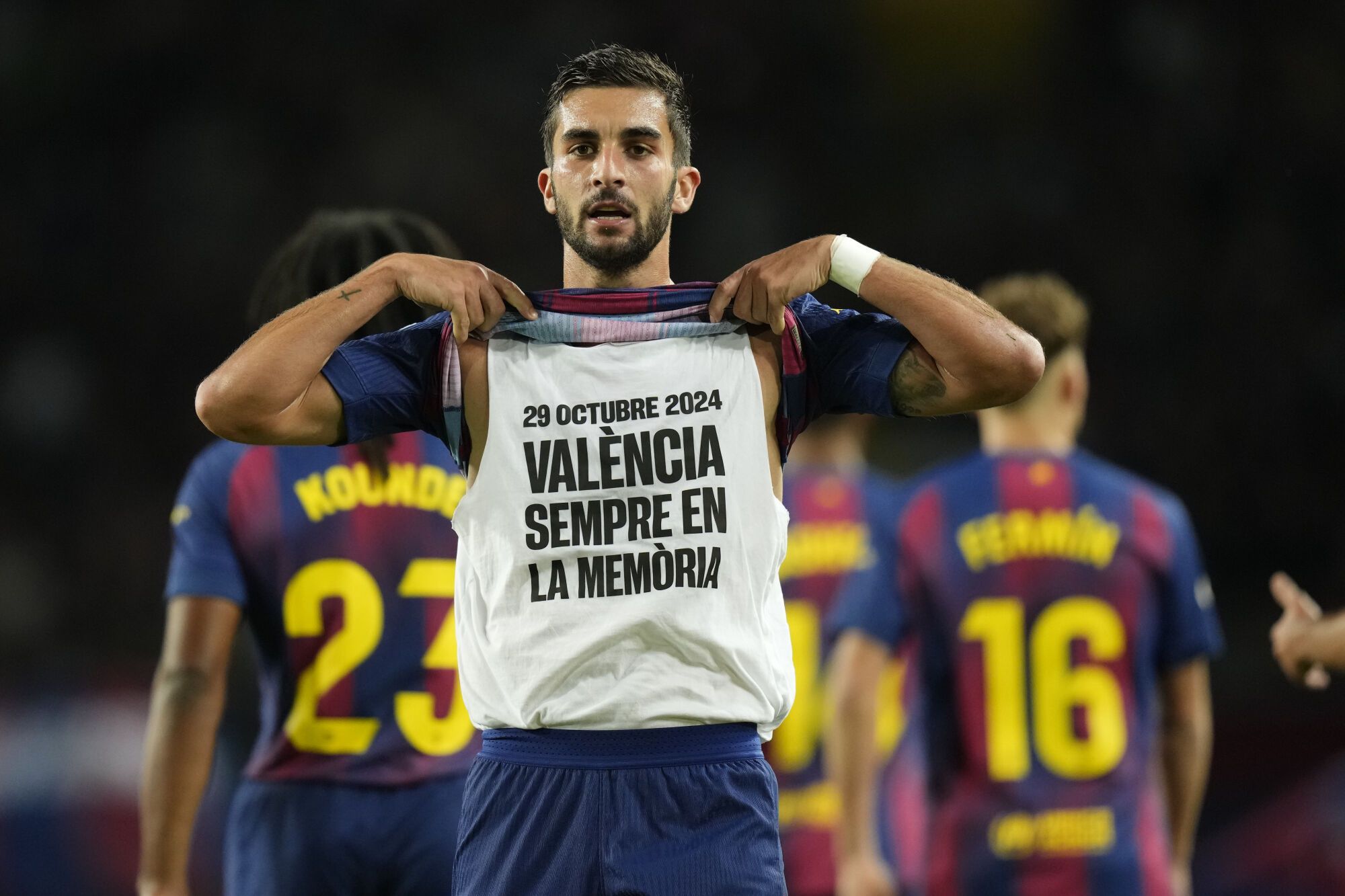 El delantero del Barcelona Ferrán Torres celebra su gol, segundo del equipo ante el Elche, durante el partido de LaLiga entre el FC Barcelona y el Elche CF, este domingo en el estadio Olímpico Lluis Companys. EFE/Enric Fontcuberta. (Barcelona) (Elche)