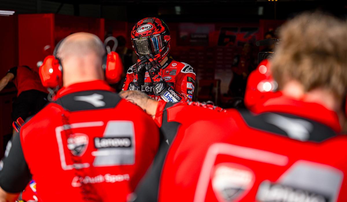 Francesco 'Pecco' Bagnaia sale del taller de Ducati, en Motorland, para subirse a su Ducati.