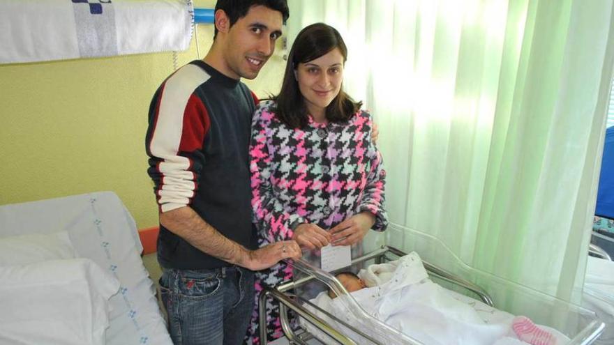 Javier Santiago y Maribel Rodríguez, junto con su hija Ana en la habitación del hospital.