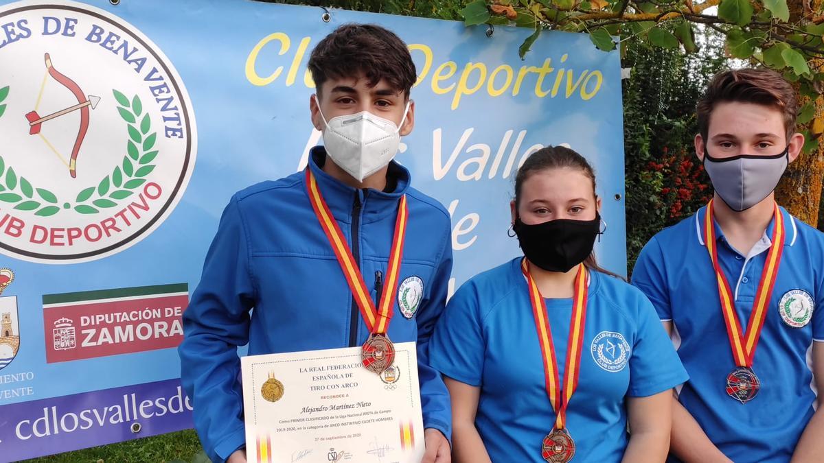 Los arqueros, con sus medallas