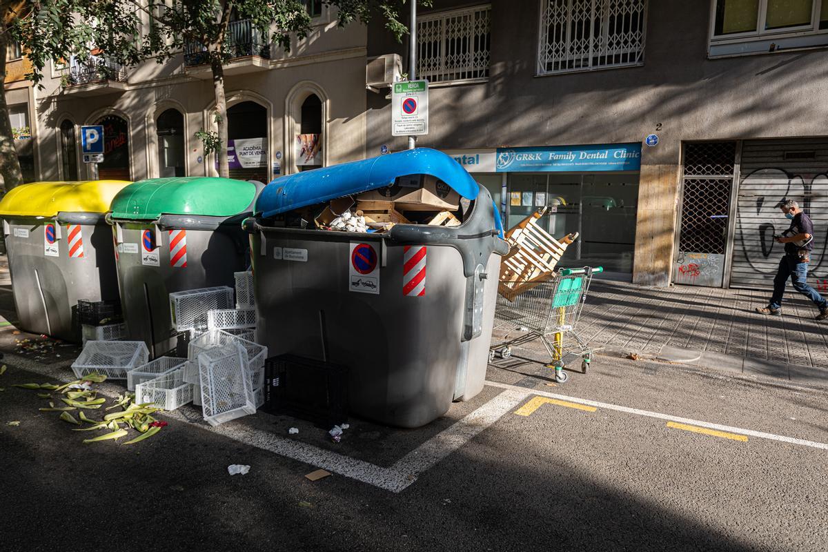 Contenedores a rebosar de residuos, en una calle del Eixample.