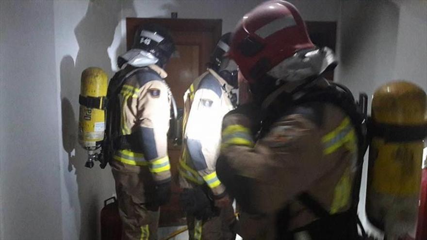 Los bomberos de Badajoz denuncian que les obligan a reutilizar las mascarillas por falta de unas nuevas