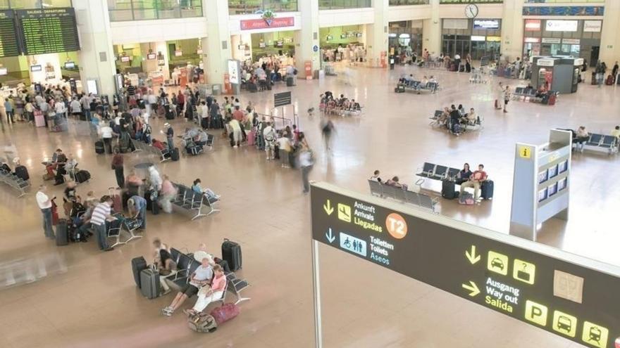 Viajeros en un aeropuerto, en una imagen de archivo.