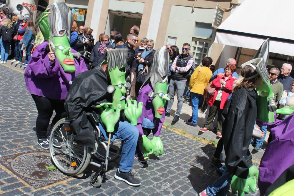 La rua escolar de la Santa Creu torna a enlluernar