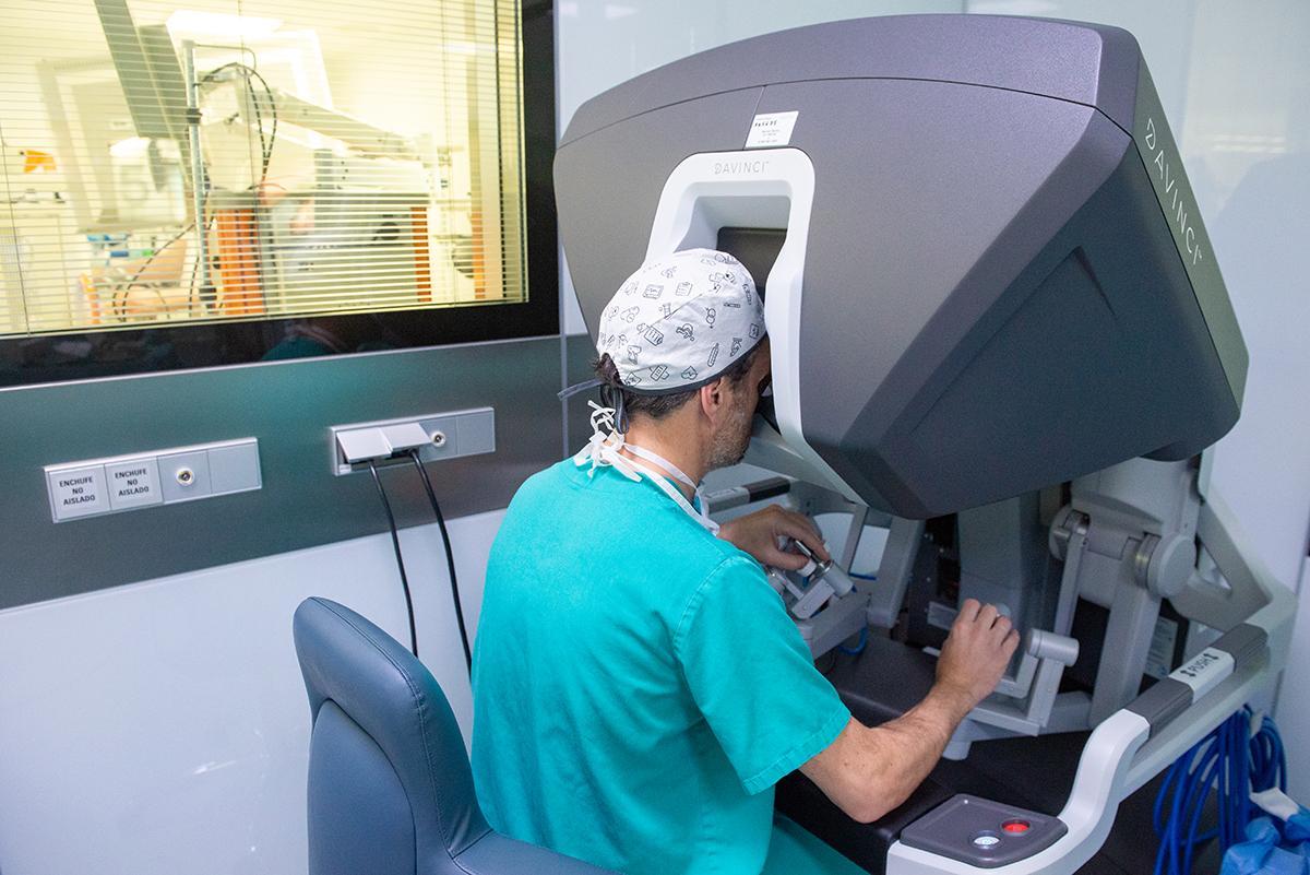 El abordaje robótico de la Acalasia aporta mayor precisión quirúrgica, reduce significativamente la tasa de complicaciones, como el riesgo de perforación esofágica y acorta el tiempo de ingreso hospitalario a 2 días