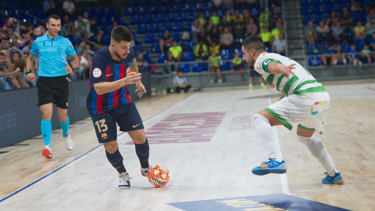 Jesús Rodríguez pugna por un balón durante el encuentro ante el Barça en el Palau.