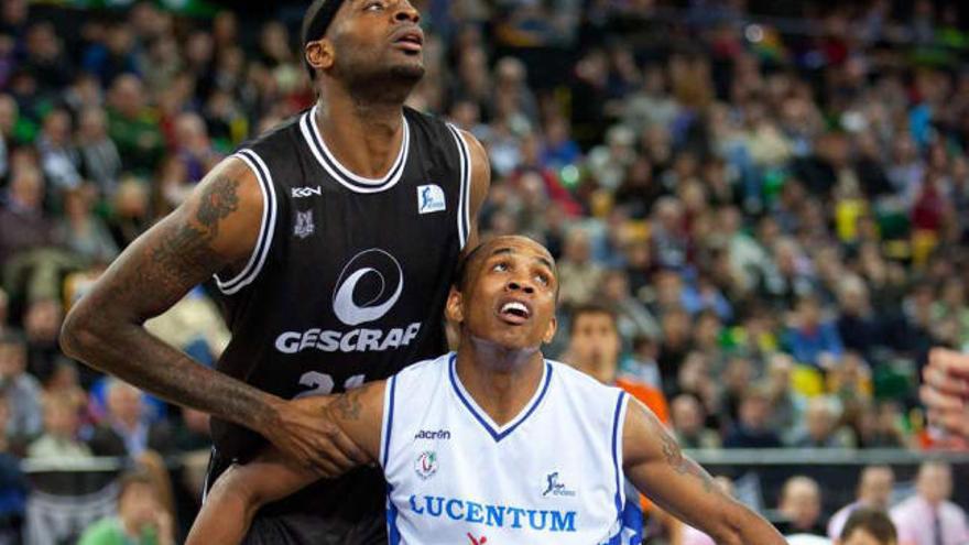 Ellis defiende a D'or Fischer durante el partido de ayer.