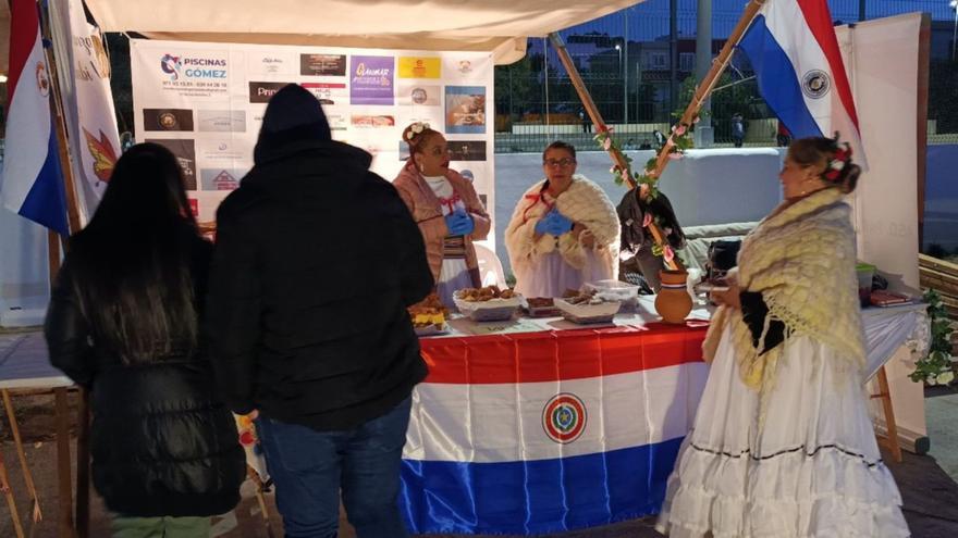 Miembros de la colonia de paraguayos en las pasadas fiestas de Can Bonet.