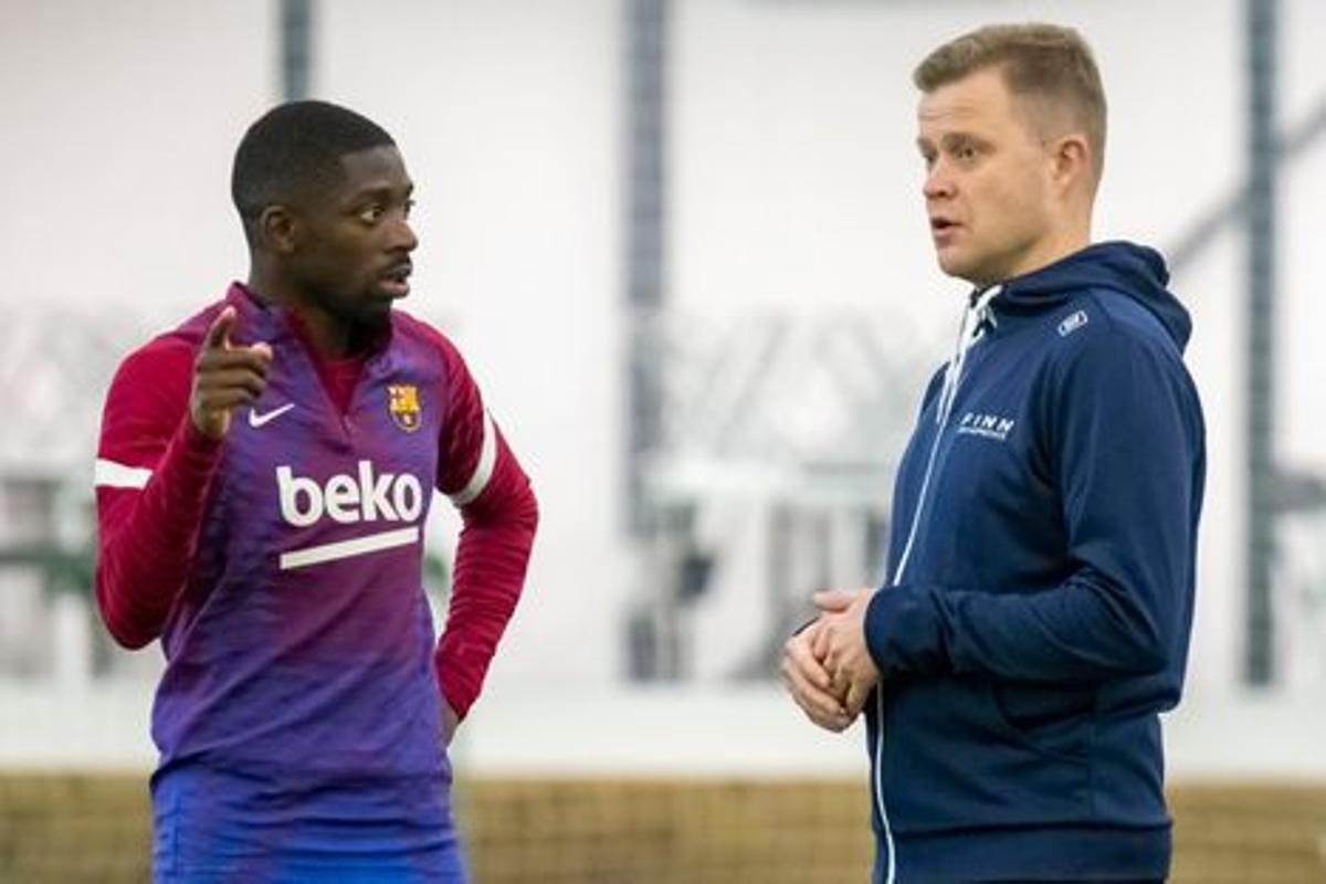 Lasse Lempainen charla con Ousmane Dembélé