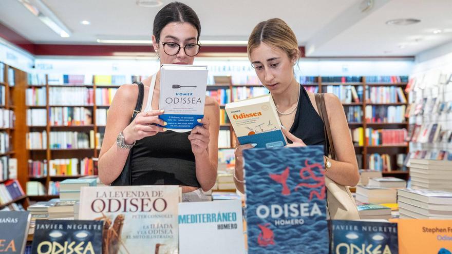 Dues noies mirant una edició de l'Odissea a la Parcir de Manresa
