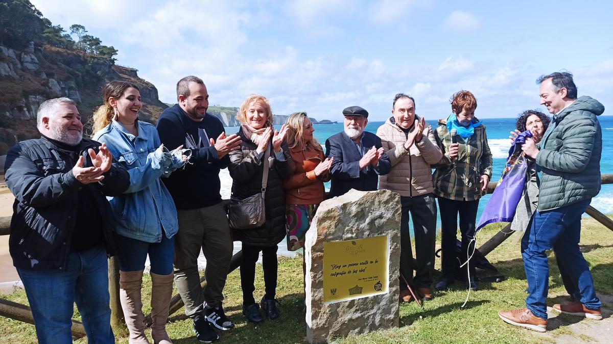 El mirador sobre La Ñora se llena de versos y canciones: así fue el recital poético en la playa de Quintueles