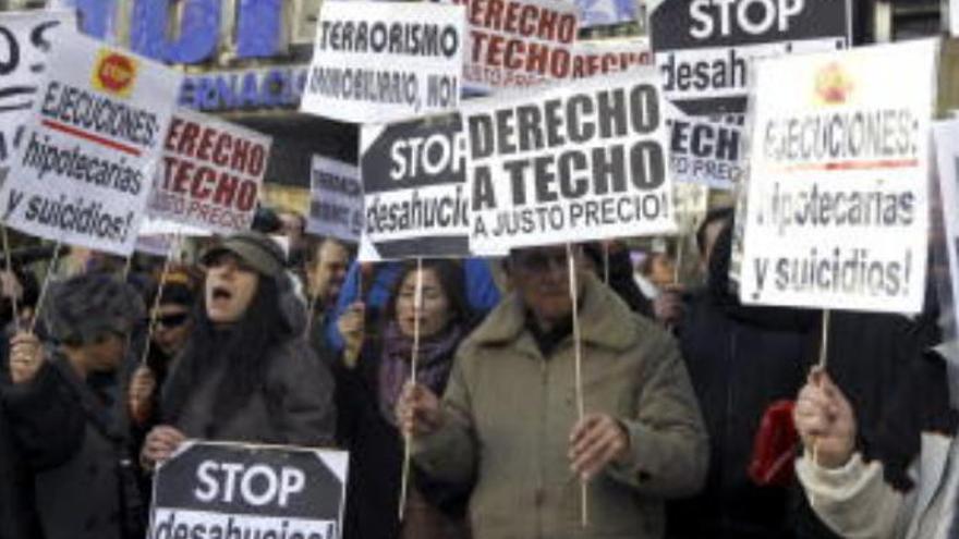 La Plataforma de Afectados por la Hipoteca realiza una protesta ante las sede del PP en Madrid.