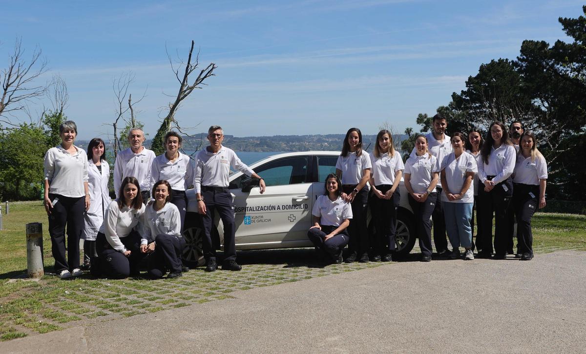 Parte del equipo de Hospitalización a Domicilio (HADO) del Chuac, en el Hospital de Oza, donde se localiza el servicio.