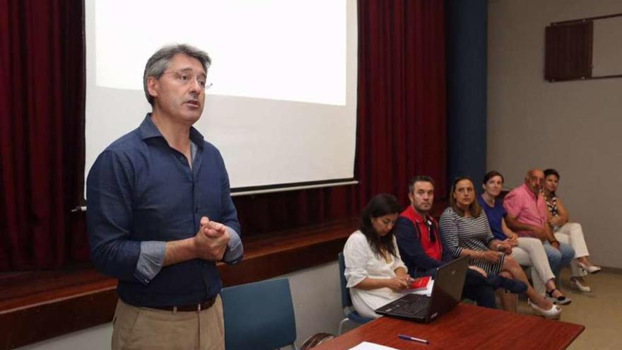 José Antonio Cacabelos, durante una charla sobre el PXOM. // Muñiz