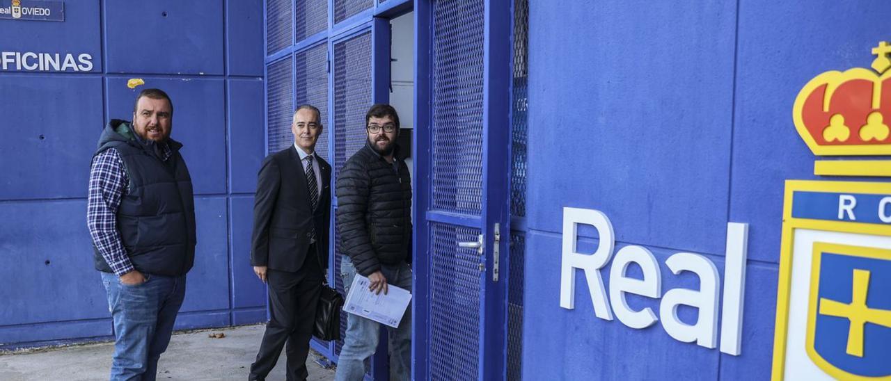 Toño Bernardo, Silvino Ronderos e Ignacio Suárez, ayer en la entrada de las oficinas del Tartiere. | Irma Collín